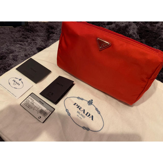 PRADA プラダ  ポーチ　イタリア　レッド　赤　新品未使用ファッション小物