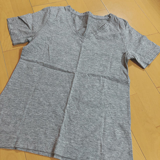 GU(ジーユー)のGU Tシャツ グレー Vネック メンズのトップス(Tシャツ/カットソー(半袖/袖なし))の商品写真