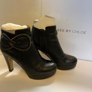 シーバイクロエ(SEE BY CHLOE)のSEE BY Chloe メダルリボンショートブーツ(ブーツ)