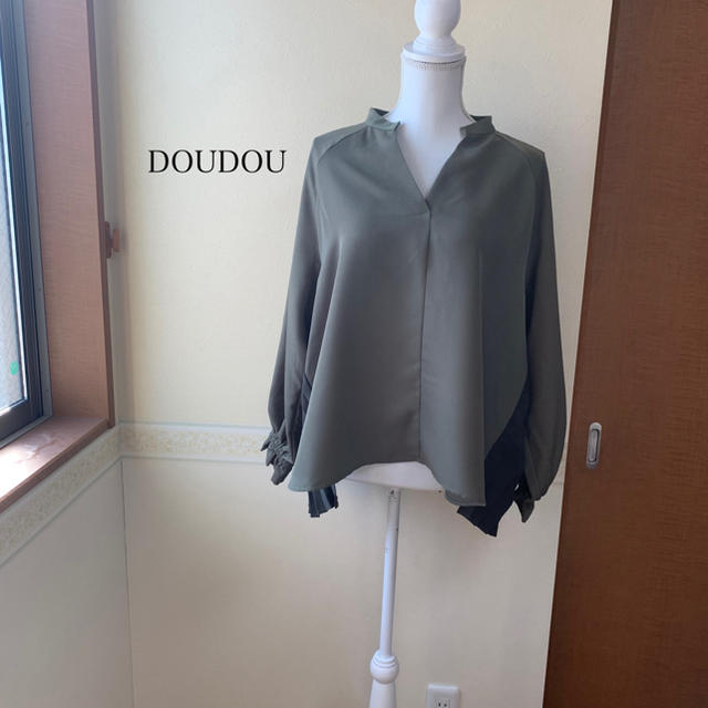 DouDou(ドゥドゥ)のリボン様専用　新品　DOUDOU バックプリーツブラウス　カーキ レディースのトップス(シャツ/ブラウス(長袖/七分))の商品写真