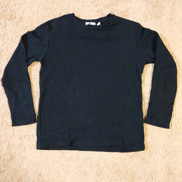 UNIQLO(ユニクロ)のユニクロ ロンT 黒 130 キッズ/ベビー/マタニティのキッズ服男の子用(90cm~)(Tシャツ/カットソー)の商品写真