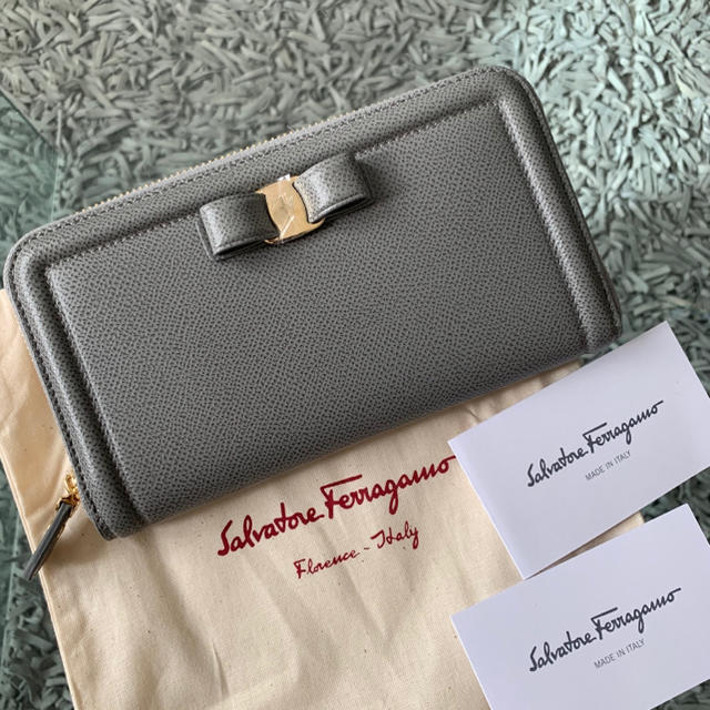 Salvatore Ferragamo(サルヴァトーレフェラガモ)のイタリア買付新品未使用フェラガモヴァラ長財布 レディースのファッション小物(財布)の商品写真