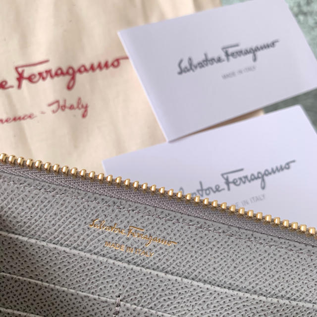 Salvatore Ferragamo(サルヴァトーレフェラガモ)のイタリア買付新品未使用フェラガモヴァラ長財布 レディースのファッション小物(財布)の商品写真