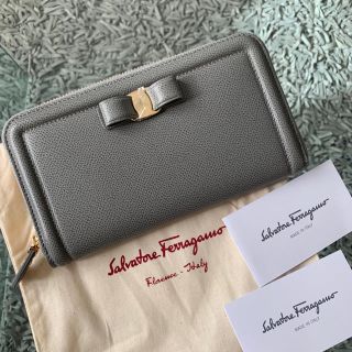 サルヴァトーレフェラガモ(Salvatore Ferragamo)のイタリア買付新品未使用フェラガモヴァラ長財布(財布)