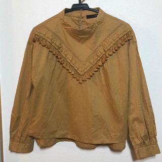 ダブルクローゼット(w closet)のwcloset モックネック フリンジブラウス マスタード バンドカラー(シャツ/ブラウス(長袖/七分))