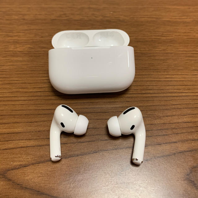 Apple(アップル)のAirpods pro  中古　ほぼ新品 スマホ/家電/カメラのオーディオ機器(ヘッドフォン/イヤフォン)の商品写真