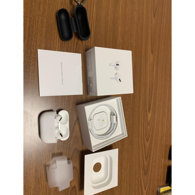 Apple(アップル)のAirpods pro  中古　ほぼ新品 スマホ/家電/カメラのオーディオ機器(ヘッドフォン/イヤフォン)の商品写真