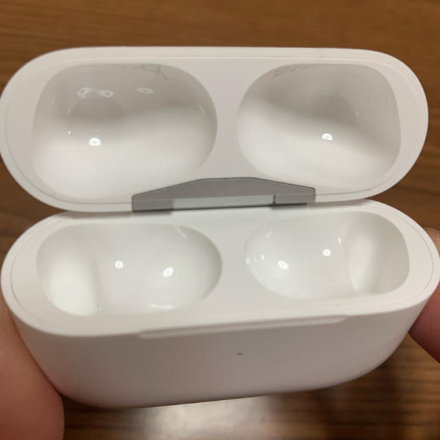 Apple(アップル)のAirpods pro  中古　ほぼ新品 スマホ/家電/カメラのオーディオ機器(ヘッドフォン/イヤフォン)の商品写真