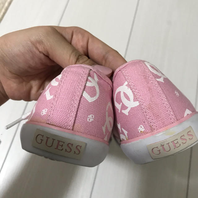 GUESS(ゲス)の新品GUESSピンクスニーカー レディースの靴/シューズ(スニーカー)の商品写真