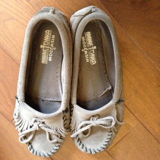 ミネトンカ(Minnetonka)のモカシン グレー(ローファー/革靴)