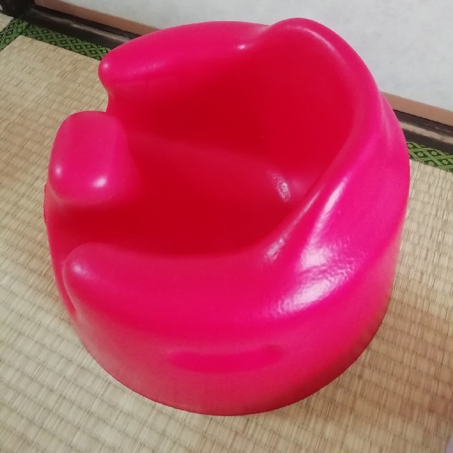 Bumbo(バンボ)のバンボ　赤色 キッズ/ベビー/マタニティの寝具/家具(その他)の商品写真