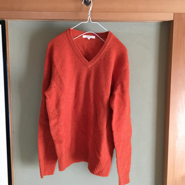 UNIQLO(ユニクロ)のユニクロ Lambs Wool ラムズ・ウールニット Vネックセーター　オレンジ メンズのトップス(ニット/セーター)の商品写真