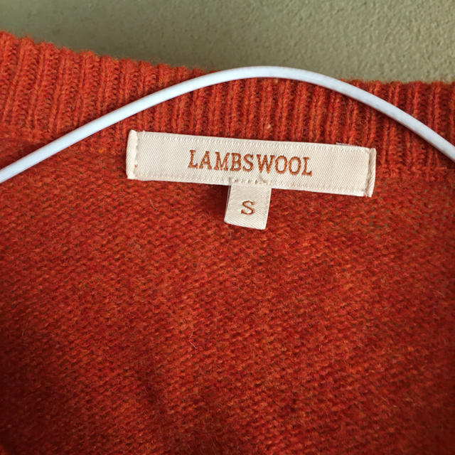 UNIQLO(ユニクロ)のユニクロ Lambs Wool ラムズ・ウールニット Vネックセーター　オレンジ メンズのトップス(ニット/セーター)の商品写真