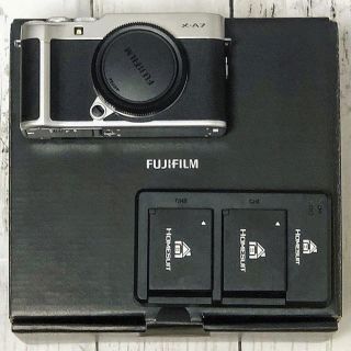 フジフイルム(富士フイルム)の【美品】FUJIFILM X-A7 シルバー レンズキット 予備バッテリーつき(ミラーレス一眼)