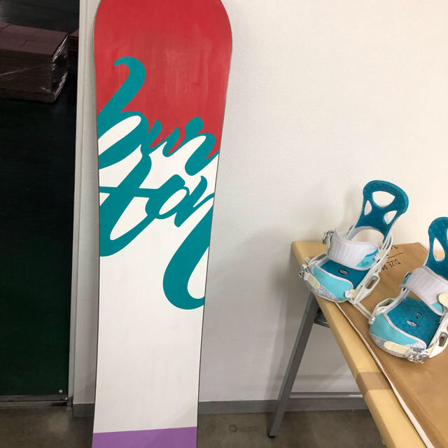 BURTON(バートン)のえんてぃ様　BURTON FEATHER 140 × stiletto バートン スポーツ/アウトドアのスノーボード(ボード)の商品写真