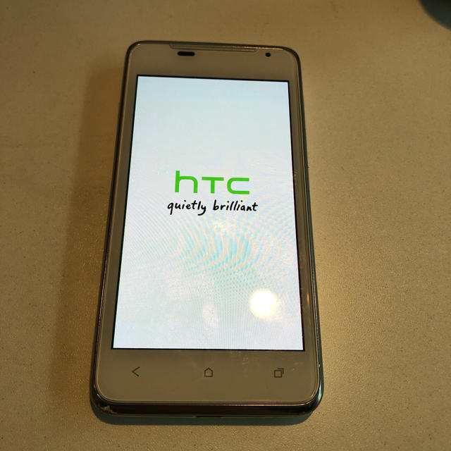 HTC(ハリウッドトレーディングカンパニー)のHTC Android スマホ/家電/カメラのスマートフォン/携帯電話(スマートフォン本体)の商品写真