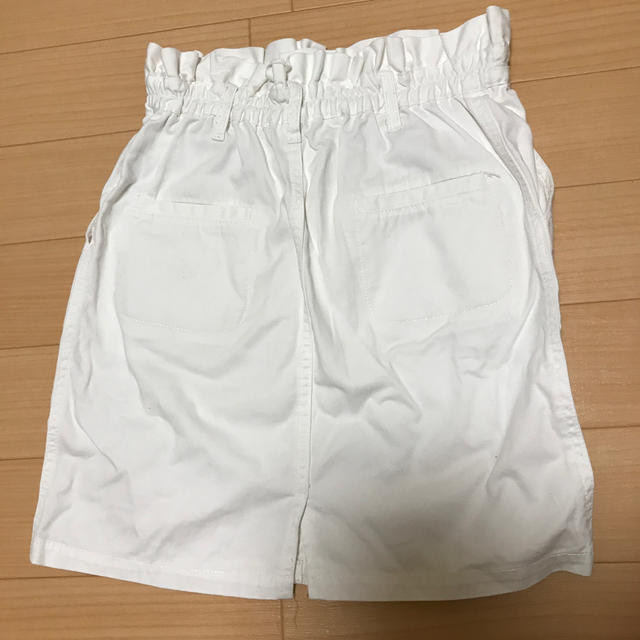 NICE CLAUP(ナイスクラップ)のホワイト　白　ミニスカート レディースのスカート(ミニスカート)の商品写真