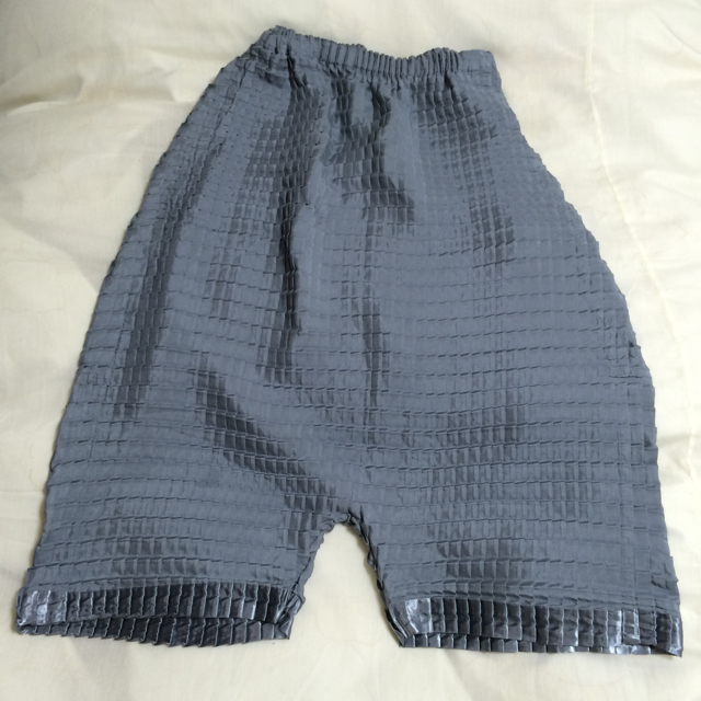 ISSEY MIYAKE(イッセイミヤケ)のISSEY MIYAKEのボトムス レディースのパンツ(ハーフパンツ)の商品写真