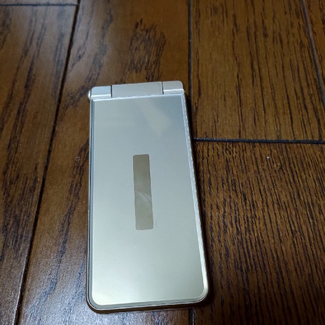 NTTdocomo(エヌティティドコモ)の中古 sharp aquos ケータイ sh-01j gold スマホ/家電/カメラのスマートフォン/携帯電話(携帯電話本体)の商品写真