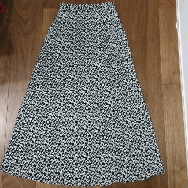 GU(ジーユー)のはむち様専用GU フラワープリントフレアロングスカート XS ブラック レディースのスカート(ロングスカート)の商品写真