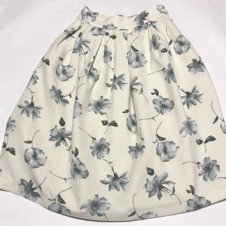 マジェスティックレゴン(MAJESTIC LEGON)のMAJESTIC LEGON 花柄スカート(ひざ丈スカート)