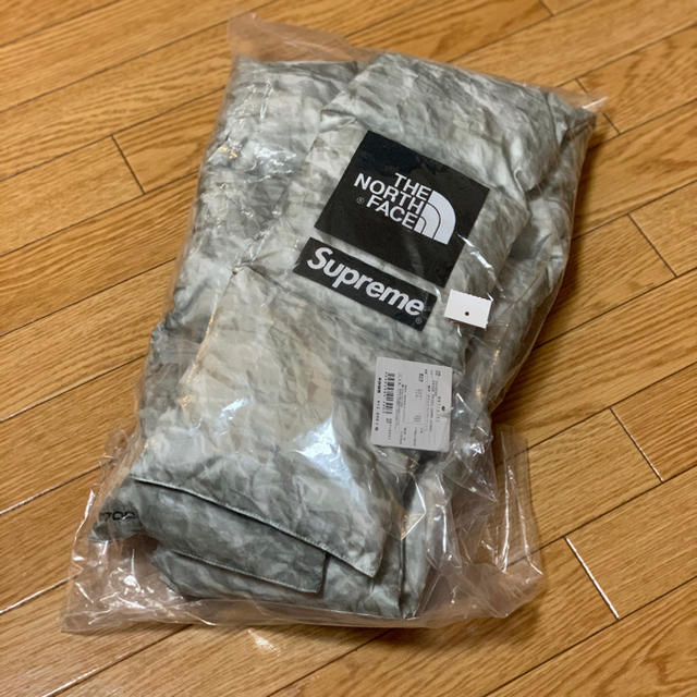 Supreme TNF paper print down scarf