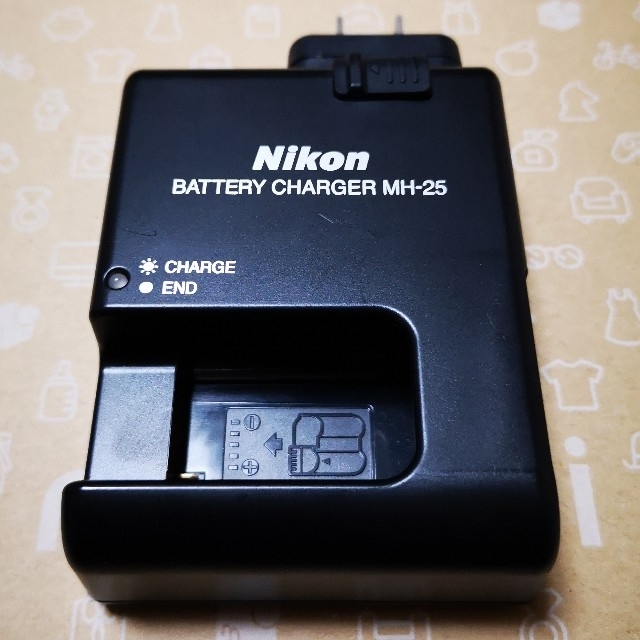 Nikon(ニコン)のNikon充電器MH-25 スマホ/家電/カメラのスマートフォン/携帯電話(バッテリー/充電器)の商品写真