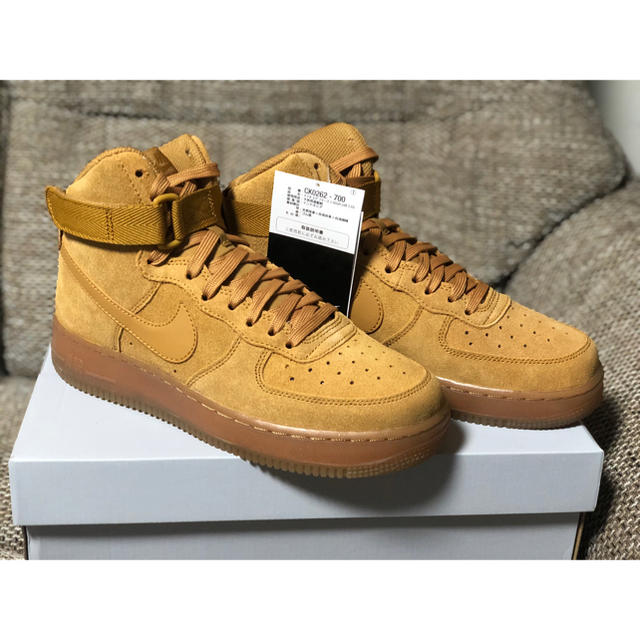 NIKE(ナイキ)の新品23.5cm ナイキ エアフォース1 HIGH LV8 3 GSウィート メンズの靴/シューズ(スニーカー)の商品写真