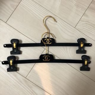 シャネル(CHANEL)のシャネル　Chanel ベロア　スカートハンガー　2本(押し入れ収納/ハンガー)