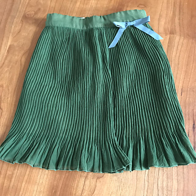 女の子100㎝ヒラヒラして裾とウエストリボンがかわいいグリーンスカート キッズ/ベビー/マタニティのキッズ服女の子用(90cm~)(スカート)の商品写真