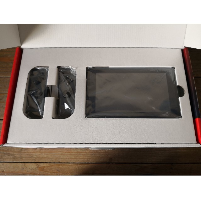 Nintendo Switch(ニンテンドースイッチ)のSwitch新型グレー極美品　店舗印あり エンタメ/ホビーのゲームソフト/ゲーム機本体(家庭用ゲーム機本体)の商品写真