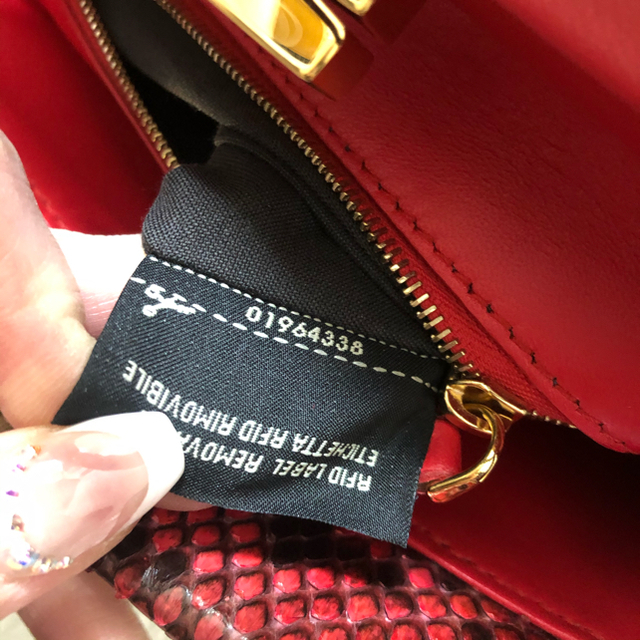 FENDI(フェンディ)のFENDI フェンディ ミニピーカブー バッグ パイソン 赤 レッド レディースのバッグ(ショルダーバッグ)の商品写真