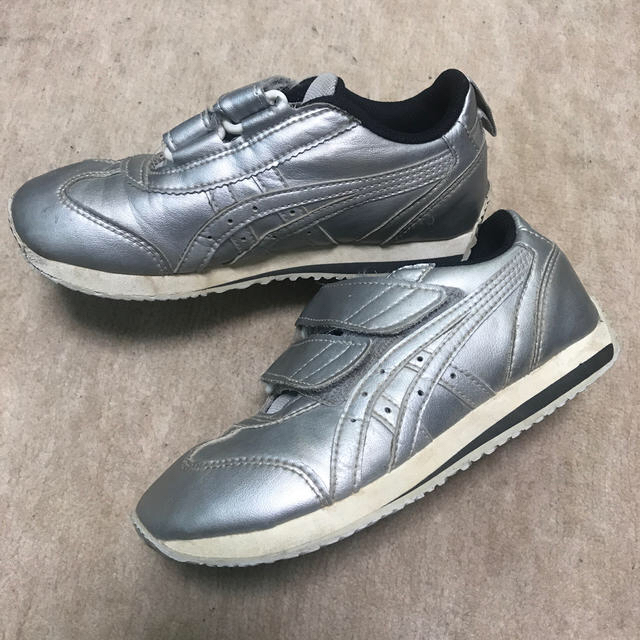 asics(アシックス)のアシックス　スニーカー19cm シルバー キッズ/ベビー/マタニティのキッズ靴/シューズ(15cm~)(スニーカー)の商品写真