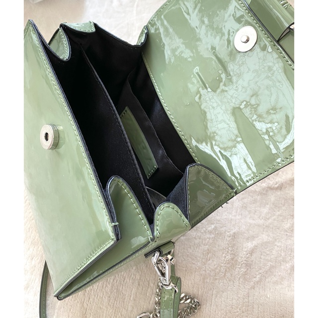 ZARA(ザラ)のZARA エナメルレザー仕上げミニシティバッグ　ショルダー　カーキ レディースのバッグ(ショルダーバッグ)の商品写真