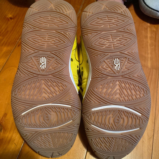 NIKE(ナイキ)のカイリー5 スポンジボブ キッズ/ベビー/マタニティのベビー靴/シューズ(~14cm)(スニーカー)の商品写真