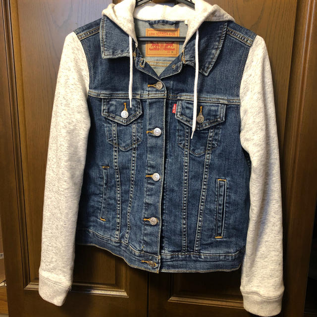 Levi's(リーバイス)のLEVI’S デニムジャケット パーカーフェイクレイヤード レディースのジャケット/アウター(Gジャン/デニムジャケット)の商品写真