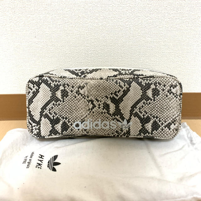 HYKE(ハイク)のHYKE ハイク adidas originals アディダス ヘビ柄 スネーク レディースのバッグ(クラッチバッグ)の商品写真