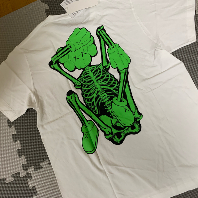 UNIQLO(ユニクロ)のXL UT UNIQULO × KAWS ユニクロ　カウズ　Tシャツ　3 メンズのトップス(Tシャツ/カットソー(半袖/袖なし))の商品写真