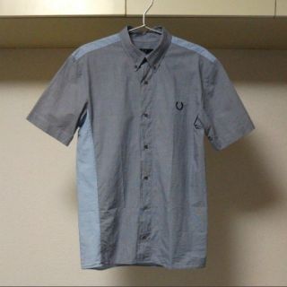 フレッドペリー(FRED PERRY)の★美品！FRED PERRY フレッドペリー・アシメ半袖シャツ★(シャツ)