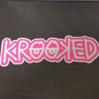 クルキッド(KROOKED)の「縦7.6cm横24.2cm」ＫＲＯＯＫＥＤ ステッカー　大(スケートボード)