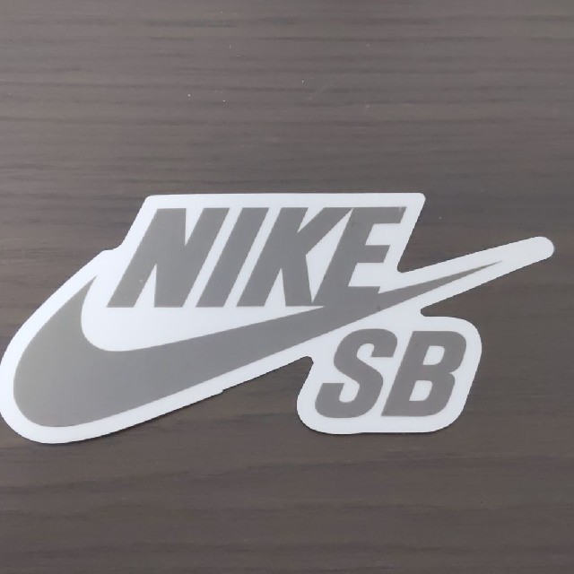 NIKE(ナイキ)の「縦7.8cm横15.3cm」NIKESBステッカー スポーツ/アウトドアのスポーツ/アウトドア その他(その他)の商品写真