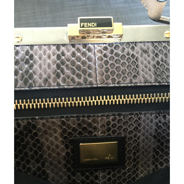 FENDI(フェンディ)のFENDI ピーカーブー　トープカラー　正規品 レディースのバッグ(ハンドバッグ)の商品写真