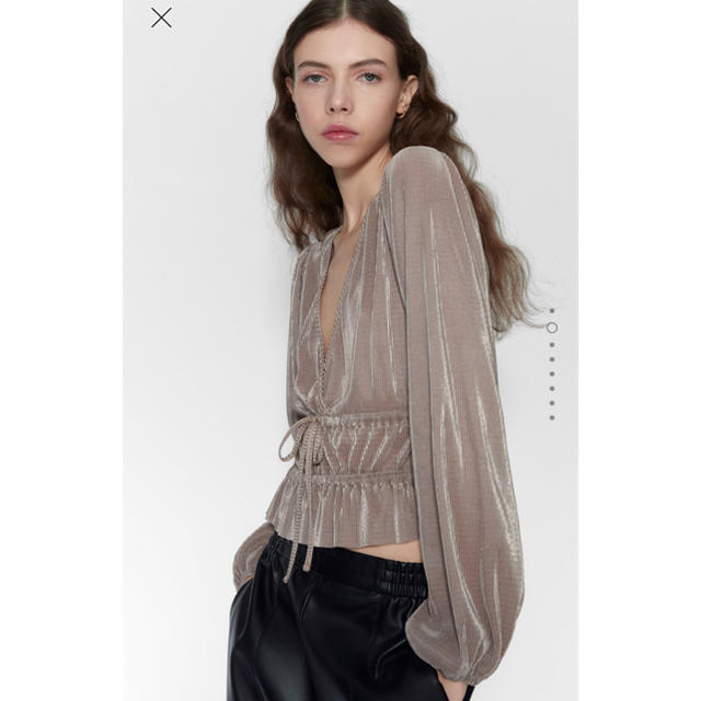 ZARA(ザラ)のZARA プリーツトップス　新品 レディースのトップス(カットソー(長袖/七分))の商品写真