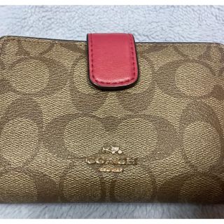 コーチ(COACH)の美品　コーチCOACHI  二つ折り財布　カーキシグネチャー×レッド(財布)