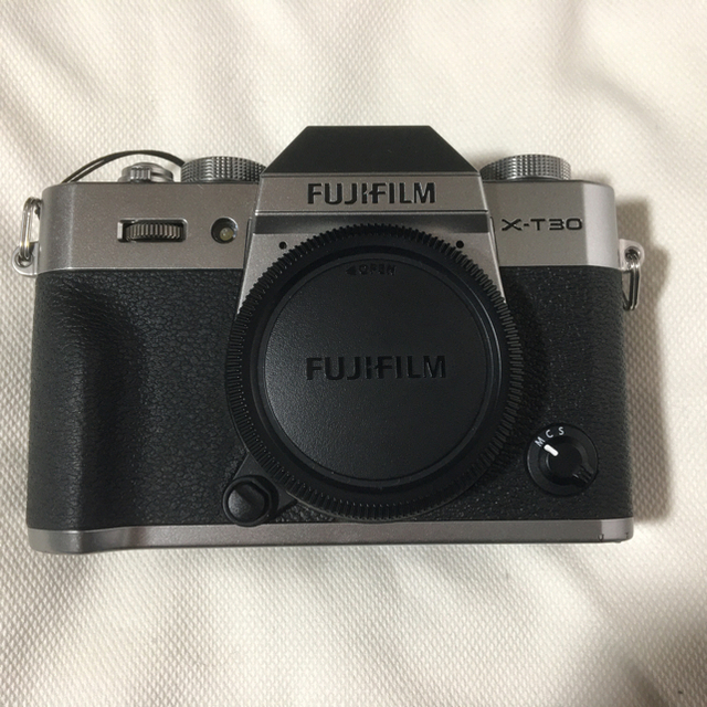 富士フイルム(フジフイルム)のX-T30シルバー　XCレンズ　予備バッテリー付き　 スマホ/家電/カメラのカメラ(ミラーレス一眼)の商品写真