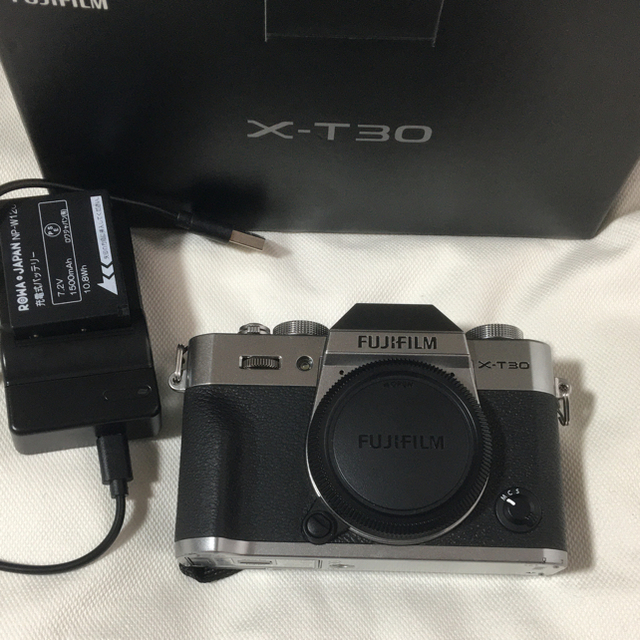 富士フイルム(フジフイルム)のX-T30シルバー　XCレンズ　予備バッテリー付き　 スマホ/家電/カメラのカメラ(ミラーレス一眼)の商品写真