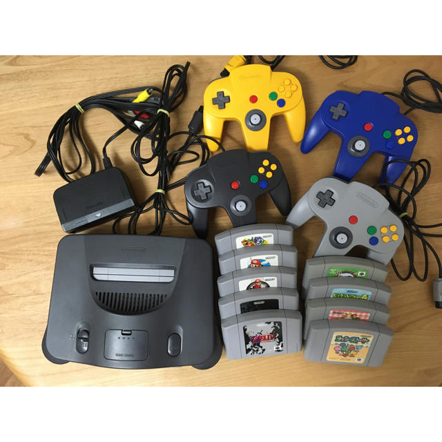 NINTENDO 64(ニンテンドウ64)のNintendo64本体+コントローラー4台+ソフト9個+拡張パックセット エンタメ/ホビーのゲームソフト/ゲーム機本体(家庭用ゲーム機本体)の商品写真