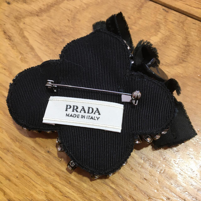 PRADA(プラダ)のプラダ  ラインストーン　ブローチ　アクセサリー レディースのアクセサリー(ブローチ/コサージュ)の商品写真