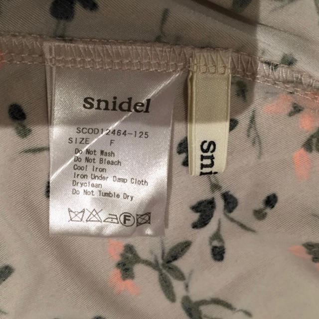 SNIDEL(スナイデル)の1度着用だけの美品　snidel 花柄ワンピース レディースのワンピース(ひざ丈ワンピース)の商品写真
