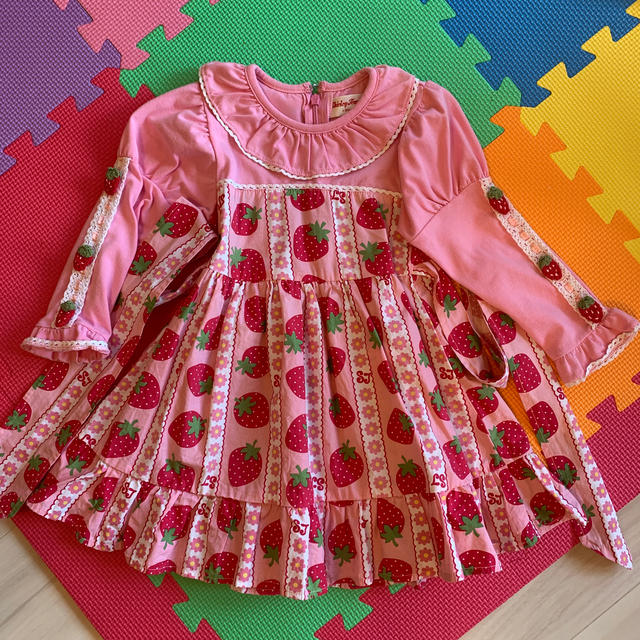 Shirley Temple(シャーリーテンプル)のシャーリーテンプル いちごワンピ 90 キッズ/ベビー/マタニティのキッズ服女の子用(90cm~)(ワンピース)の商品写真